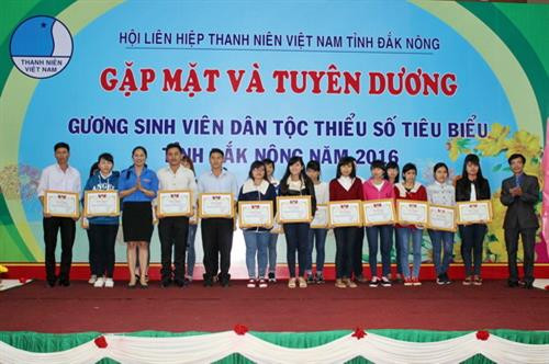 Lãnh đạo Tỉnh đoàn Đắk Nông trao bằng khen cho các bạn sinh viên dân giỏi người dân tộc thiểu số năm 2016. Ảnh: doanthanhnien.vn Lãnh đạo Tỉnh đoàn Đắk Nông trao bằng khen cho các bạn sinh viên dân giỏi người dân tộc thiểu số năm 2016. Ảnh: doanthanhnien.vn