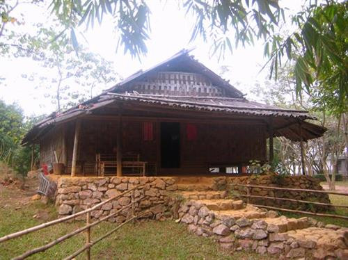 Nhà truyền thống của người Dao là nhà nửa sàn, nửa đất Nhà truyền thống của người Dao là nhà nửa sàn, nửa đất