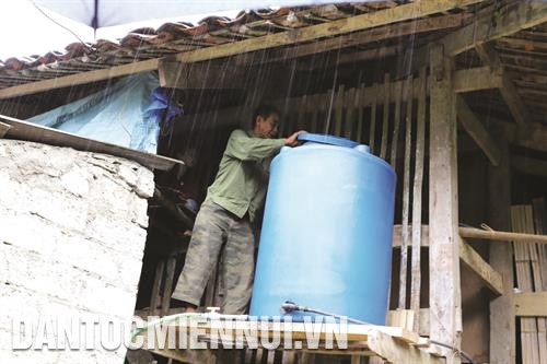 Người Lô Lô ở xóm Khuổi Khon, xã Kim Cúc được cấp bể chứa nước sạch sinh hoạt. Ảnh: An Thành Đạt Cán bộ y tế xã Cô Ba, huyện Bảo Lạc khám sức khỏe cho trẻ em người Lô Lô. Ảnh: An Thành Đạt Cán bộ Đồn biên phòng Cô Ba (Bộ đội Biên phòng tỉnh Cao Bằng) phổ biến kiến thức an ninh - quốc phòng cho người Lô Lô ở xóm Ngàm Lồm, xã Cô Ba, góp phần giữ vững chủ quyền an ninh biên giới quốc gia. Ảnh: An Thành Đạt