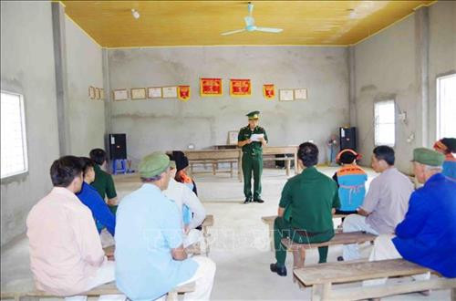 Cán bộ Đồn Biên phòng cửa khẩu Ma Lù Thàng tuyên truyền cho người dân xã Ma Ly Pho về việc thực hiện các chủ trương của Đảng, chính sách pháp luật của Nhà nước. Ảnh: Công Tuyên - TTXVN Cán bộ Đồn Biên phòng cửa khẩu Ma Lù Thàng tuyên truyền cho người dân xã Ma Ly Pho về việc thực hiện các chủ trương của Đảng, chính sách pháp luật của Nhà nước. Ảnh: Công Tuyên - TTXVN