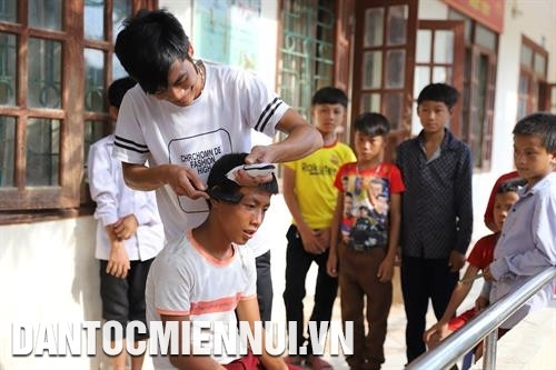 Thầy cô quan tâm chăm sóc và gần gũi học sinh chính là nguồn động viên lớn để các em vượt núi đến trường. Ảnh: An Thành Đạt Ngoài giờ học, các học sinh tham gia trồng rau xanh, nuôi lợn để cải thiện bữa ăn và rèn luyện thêm kỹ năng sống. Ảnh: An Thành Đạt