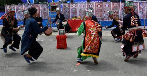 Điệu nhảy trong tiếng chuông, tiếng trống quay cuồng, sôi động. Điệu nhảy trong tiếng chuông, tiếng trống quay cuồng, sôi động.