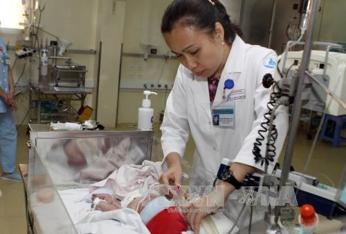 Bác sĩ Phạm Thị Thanh Tâm, Trưởng khoa Hồi sức Sơ sinh, Bệnh viện Nhi đồng 1 Thành phố Hồ Chí Minh thăm khám cho bệnh nhi. Ảnh: Phương Vy - TTXVN. Bác sĩ Phạm Thị Thanh Tâm, Trưởng khoa Hồi sức Sơ sinh, Bệnh viện Nhi đồng 1 Thành phố Hồ Chí Minh thăm khám cho bệnh nhi. Ảnh: Phương Vy - TTXVN.