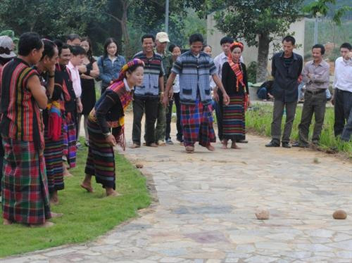 Người chơi chia làm hai phe để thi đấu. Người chơi chia làm hai phe để thi đấu.