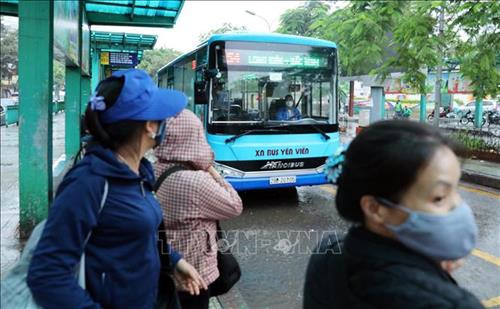 Một số tuyến xe buýt hoạt động trở lại sau thời gian tạm dừng vì dịch COVID-19. (Ảnh chụp tại Trạm trung chuyển xe buýt Long Biên). Ảnh: Lâm Khánh - TTXVN