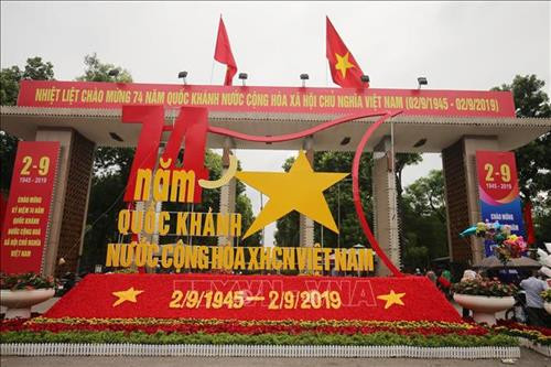 Cổng công viên Thống Nhất được trang hoàng rực rỡ dịp Quốc khánh 2/9. Ảnh: Văn Nam - TTXVN phát