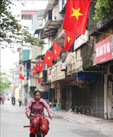 Cờ Tổ quốc được treo trên phố Trần Quý Cáp, quận Đống Đa, sáng 2/9/2019. Ảnh: Văn Nam - TTXVN phát