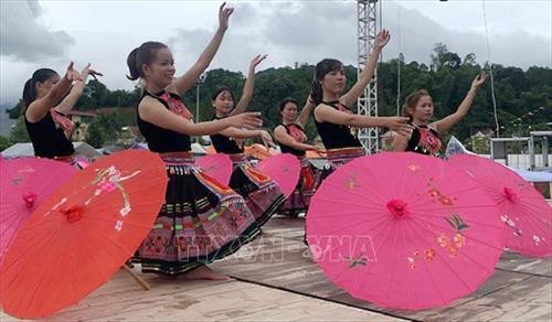 : Những diễn viên người dân tộc uyển chuyển trong điệu múa của dân tộc mình. Ảnh: Việt Hoàng - TTXVN : Những diễn viên người dân tộc uyển chuyển trong điệu múa của dân tộc mình. Ảnh: Việt Hoàng - TTXVN