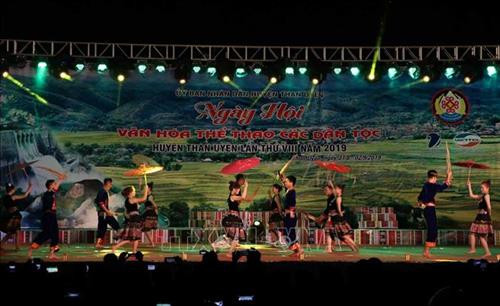 Biểu diễn văn nghệ chào mừng Ngày hội văn hóa thể thao các dân tộc. Ảnh: Quý Trung – TTXVN Biểu diễn văn nghệ chào mừng Ngày hội văn hóa thể thao các dân tộc. Ảnh: Quý Trung – TTXVN