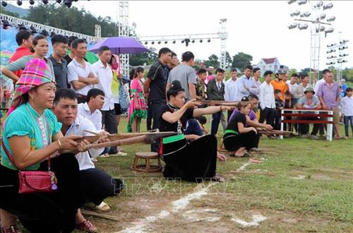 Các vận động viên là đồng bào các dân tộc tham gia tranh tài nội dung bắn nỏ. Ảnh: Quý Trung - TTXVN Các vận động viên là đồng bào các dân tộc tham gia tranh tài nội dung bắn nỏ. Ảnh: Quý Trung - TTXVN