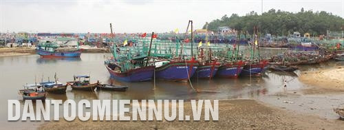 Cảng cá Lạch Quèn, huyện Quỳnh Lưu - nơi có hàng trăm tàu cá lớn nhỏ khai thác hải sản cập bến mỗi ngày