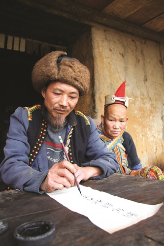 Đầu xuân người Dao Đỏ có tục khai chữ, viết những câu đối mang ý nghĩa may mắn, tốt lành Đầu xuân người Dao Đỏ có tục khai chữ, viết những câu đối mang ý nghĩa may mắn, tốt lành