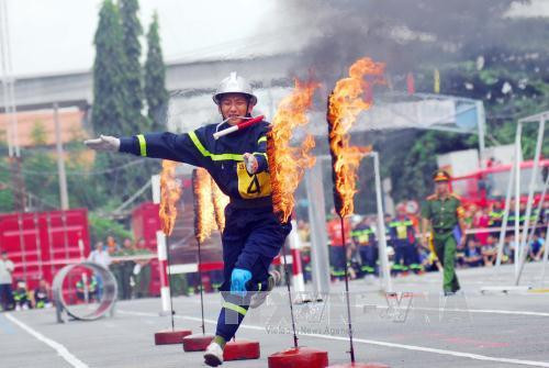 Phần thi chạy 4x100m vượt chướng ngại vật cứu nạn, cứu hộ. Ảnh: Mạnh Linh – TTXVN