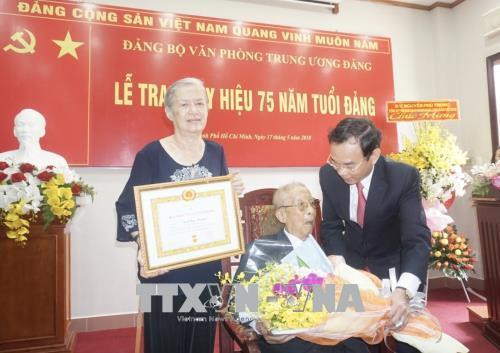 Đồng chí Nguyễn Văn Nên, Bí thư Trung ương Đảng, Chánh Văn phòng Trung ương Đảng tặng hoa chúc mừng đồng chí Trần Quốc Hương và phu nhân. Ảnh: Anh Tuấn - TTXVN Đồng chí Nguyễn Văn Nên, Bí thư Trung ương Đảng, Chánh Văn phòng Trung ương Đảng tặng hoa chúc mừng đồng chí Trần Quốc Hương và phu nhân. Ảnh: Anh Tuấn - TTXVN