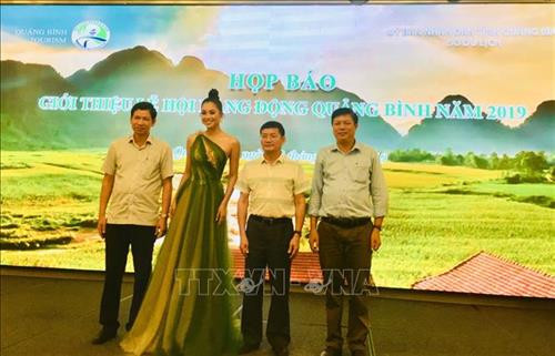 Hoa hậu Tiểu Vy - Đại sứ hình ảnh Lễ hội hang động Quảng Bình năm 2019 chụp ảnh cùng lãnh đạo tỉnh Quảng Bình và Sở Du lịch tỉnh. Ảnh: Võ Dung-TTXVN