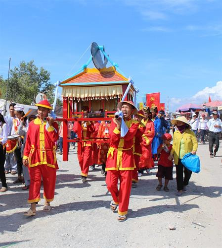 Đây là lễ hội văn hóa tâm linh truyền thống mang tính cộng đồng của ngư dân miền biển, cầu mong một mùa đánh bắt thuận lợi, bình an nơi biển cả. Ảnh: Nhật Bình – TTXVN.