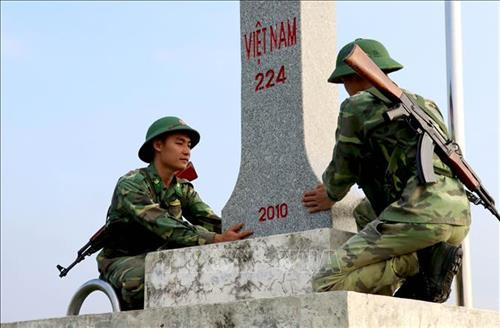 Chiến sĩ Đồn biên phòng Long Khốt luôn thực hiện hoàn thành nhiệm vụ bảo vệ đường biên, cột mốc trên tuyến biên giới. Ảnh: Bùi Giang - TTXVN Chiến sĩ Đồn biên phòng Long Khốt luôn thực hiện hoàn thành nhiệm vụ bảo vệ đường biên, cột mốc trên tuyến biên giới. Ảnh: Bùi Giang - TTXVN