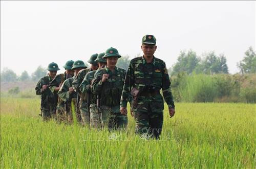 Chiến sĩ Đồn biên phòng Long Khốt tuần tra biên giới. Ảnh: Bùi Giang - TTXVN Chiến sĩ Đồn biên phòng Long Khốt tuần tra biên giới. Ảnh: Bùi Giang - TTXVN