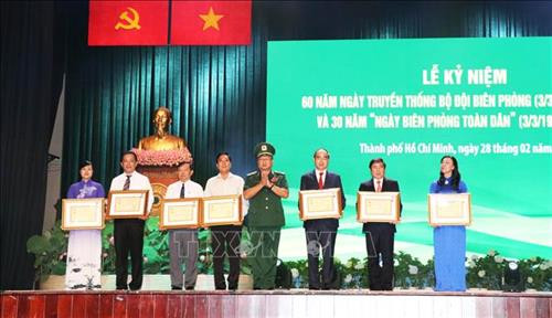 Thiếu tướng Nguyễn Hoàng Phương, Phó Tư lệnh Bộ đội Biên phòng trao Kỷ niệm chương "Vì chủ quyền an ninh biên giới của Tổ quốc" của Bộ trưởng Quốc phòng cho một số lãnh đạo thành phố Hồ Chí Minh vì có thành tích xuất sắc trong bảo vệ chủ quyền, an ninh biên giới quốc gia và xây dựng lực lượng bộ đội Biên phòng. Ảnh: Xuân Khu - TTXVN Thiếu tướng Nguyễn Hoàng Phương, Phó Tư lệnh Bộ đội Biên phòng trao Kỷ niệm chương "Vì chủ quyền an ninh biên giới của Tổ quốc" của Bộ trưởng Quốc phòng cho một số lãnh đạo thành phố Hồ Chí Minh vì có thành tích xuất sắc trong bảo vệ chủ quyền, an ninh biên giới quốc gia và xây dựng lực lượng bộ đội Biên phòng. Ảnh: Xuân Khu - TTXVN