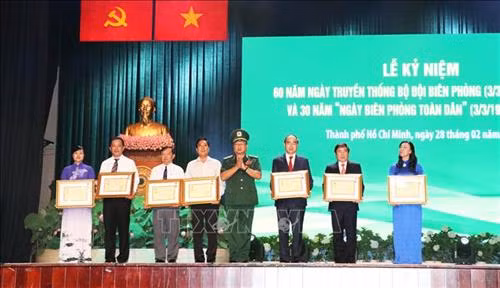Thiếu tướng Nguyễn Hoàng Phương, Phó Tư lệnh Bộ đội Biên phòng trao Kỷ niệm chương "Vì chủ quyền an ninh biên giới của Tổ quốc" của Bộ trưởng Quốc phòng cho một số lãnh đạo thành phố Hồ Chí Minh vì có thành tích xuất sắc trong bảo vệ chủ quyền, an ninh biên giới quốc gia và xây dựng lực lượng bộ đội Biên phòng. Ảnh: Xuân Khu - TTXVN