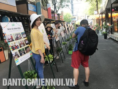 Du khách tham quan, vui chơi tại Đường sách. Ảnh: Thu Hương