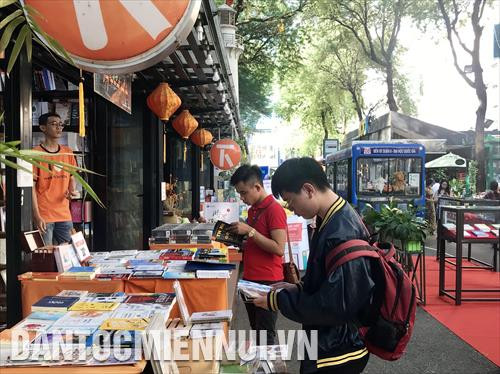 Tuần lễ khuyến đọc với chủ đề Sách và cộng đồng trẻ là hoạt động thiết thực chào mừng Ngày sách Việt Nam 21-4, thu hút được sự quan tâm của đông đảo bạn đọc. Ảnh: Thu Hương