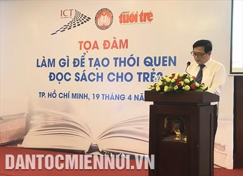 Ông Lê Hoàng, Phó Chủ tịch Hội Xuất Bản Việt Nam phát biểu khai mạc tọa đàm. Ảnh: Thu Hương