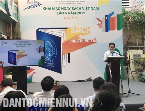 Ông Từ Lương - Phó Giám đốc Sở Thông tin và Truyền thông thành phố Hồ Chí Minh phát biểu khai mạc Tuần lễ khuyến đọc. Ảnh: Thu Hương