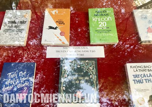 Những cuốn sách truyền cảm hứng sáng tạo cho giới trẻ được trưng bày tại Đường sách Thành phố Hồ Chí Minh. Ảnh: Thu Hương