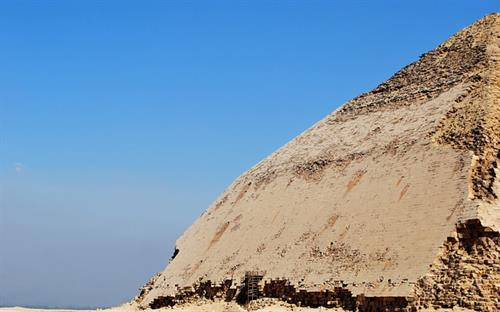 Phần vỏ đá vôi bên ngoài được mài bóng còn được giữ gần như nguyên vẹn Ảnh: Megalithicbuilders Phần vỏ đá vôi bên ngoài được mài bóng còn được giữ gần như nguyên vẹn Ảnh: Megalithicbuilders