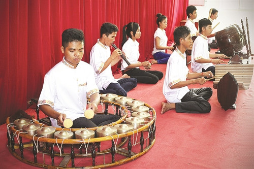 Dàn nhạc ngũ âm là "linh hồn" trong các buổi biểu diễn nghệ thuật Khmer, được các sinh viên của khoa luyện tập và sử dụng một cách thành thạo Dàn nhạc ngũ âm là "linh hồn" trong các buổi biểu diễn nghệ thuật Khmer, được các sinh viên của khoa luyện tập và sử dụng một cách thành thạo