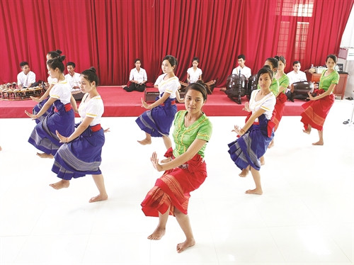 Sinh viên của khoa được học những điệu múa truyền thống của dân tộc Khmer Sinh viên của khoa được học những điệu múa truyền thống của dân tộc Khmer