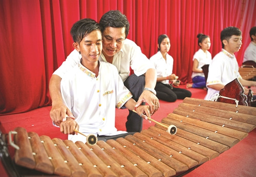 Sinh viên được các thầy, cô giáo tận tình hướng dẫn sử dụng các loại nhạc cụ truyền thống của đồng bào Khmer Sinh viên được các thầy, cô giáo tận tình hướng dẫn sử dụng các loại nhạc cụ truyền thống của đồng bào Khmer