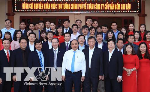 Thủ tướng Nguyễn Xuân Phúc với cán bộ Công ty cổ phần gốm Chu Đậu. Ảnh: Thống Nhất –TTXVN Thủ tướng Nguyễn Xuân Phúc với cán bộ Công ty cổ phần gốm Chu Đậu. Ảnh: Thống Nhất –TTXVN