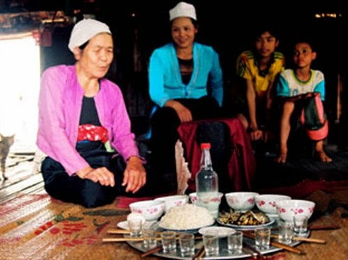 Mâm cơm cúng trong một nghi lễ của người Mường Mâm cơm cúng trong một nghi lễ của người Mường