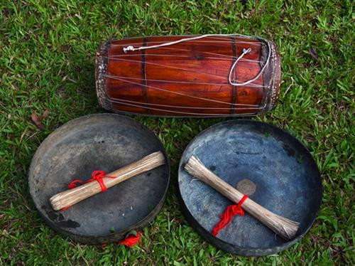 Dàn chiêng, trống của dân tộc Cỏ dùng để đấu chiêng. Dàn chiêng, trống của dân tộc Cỏ dùng để đấu chiêng.