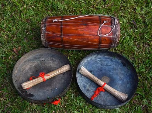 Dàn chiêng, trống của dân tộc Cỏ dùng để đấu chiêng.