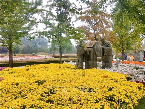 Du khách chiêm ngưỡng hàng cây lá phong đỏ tại Hàm Đan, tỉnh Hà Bắc, Trung Quốc. Ảnh: THX/TTXVN. Hoa cúc khoe sắc tại triển lãm hoa quốc tế Bắc Kinh, Trung Quốc. Ảnh: THX/ TTXVN Hoa cúc nở rộ tại Bắc Kinh, Trung Quốc. Ảnh: THX/TTXVN Người dân thăm triển lãm hoa quốc tế Bắc Kinh, Trung Quốc. Ảnh: THX/TTXVN Cảnh sắc mùa thu tại Tửu Tuyền, tỉnh Cam Túc, miền Tây Bắc Trung Quốc. Ảnh: THX/TTXVN Du khách chiêm ngưỡng cảnh đẹp tại Tửu Tuyền, tỉnh Cam Túc, miền Tây Bắc Trung Quốc. Ảnh: THX/TTXVN Mùa thu vàng hấp dẫn du khách tại Tửu Tuyền, tỉnh Cam Túc, miền Tây Bắc Trung Quốc. Ảnh: THX/TTXVN Sắc màu thu tại Khu tự trị Nội Mông, miền Bắc Trung Quốc. Ảnh: THX/TTXVN phát Sắc màu thu tại Tế Nam, tỉnh Sơn Đông, Trung Quốc ngày 21/10/2019. Ảnh: THX/TTXVN phát Du khách chiêm ngưỡng hàng cây lá phong đỏ tại Hàm Đan, tỉnh Hà Bắc, Trung Quốc. Ảnh: THX/TTXVN. Hoa cúc khoe sắc tại triển lãm hoa quốc tế Bắc Kinh, Trung Quốc. Ảnh: THX/ TTXVN Hoa cúc nở rộ tại Bắc Kinh, Trung Quốc. Ảnh: THX/TTXVN Người dân thăm triển lãm hoa quốc tế Bắc Kinh, Trung Quốc. Ảnh: THX/TTXVN Cảnh sắc mùa thu tại Tửu Tuyền, tỉnh Cam Túc, miền Tây Bắc Trung Quốc. Ảnh: THX/TTXVN Du khách chiêm ngưỡng cảnh đẹp tại Tửu Tuyền, tỉnh Cam Túc, miền Tây Bắc Trung Quốc. Ảnh: THX/TTXVN Mùa thu vàng hấp dẫn du khách tại Tửu Tuyền, tỉnh Cam Túc, miền Tây Bắc Trung Quốc. Ảnh: THX/TTXVN Sắc màu thu tại Khu tự trị Nội Mông, miền Bắc Trung Quốc. Ảnh: THX/TTXVN phát Sắc màu thu tại Tế Nam, tỉnh Sơn Đông, Trung Quốc ngày 21/10/2019. Ảnh: THX/TTXVN phát