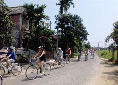 Du khách rất thích thú với tour du lịch tham quan làng quê An Mỹ bằng xe đạp. Ảnh: hoiantourism.info Du khách rất thích thú với tour du lịch tham quan làng quê An Mỹ bằng xe đạp. Ảnh: hoiantourism.info