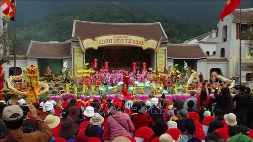 Đông đảo du khách thập phương về dự Lễ. Ảnh: Trung Nguyên-TTXVN