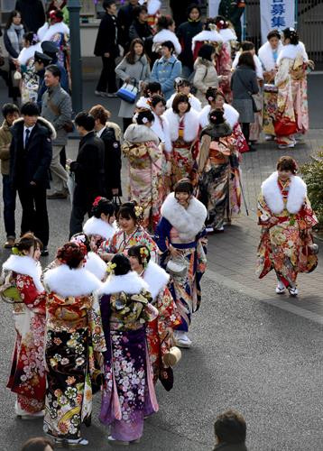 Lễ Thành nhân hay còn được gọi là lễ trưởng thành của những thanh niên Nhật Bản bước qua tuổi 20. Ảnh: AFP/TTXVN Lễ Thành nhân hay còn được gọi là lễ trưởng thành của những thanh niên Nhật Bản bước qua tuổi 20. Ảnh: AFP/TTXVN