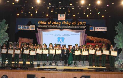 Ban tổ chức trao Bằng khen cùng Kỷ niệm chương cho các cán bộ, chiến sĩ, thầy giáo quân hàm xanh. Quý Trung – TTXVN