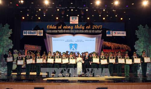 Đồng chí Trương Thị Mai, Ủy viên Bộ Chính trị, Bí thư Trung ương Đảng, Trưởng Ban Dân vận Trung ương và đồng chí Lê Quốc Phong, Bí thư thứ nhất Trung ương Đoàn TNCS Hồ Chí Minh trao Bằng khen cùng Kỷ niệm chương cho các cán bộ, chiến sĩ. Quý Trung – TTXVN