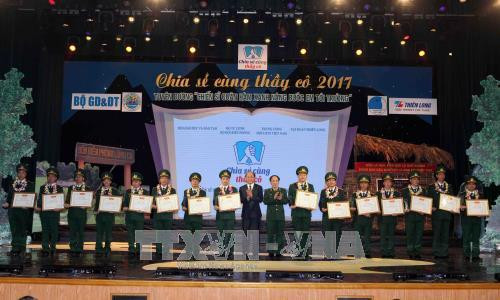 Ban tổ chức trao Bằng khen cùng Kỷ niệm chương cho các cán bộ, chiến sĩ, thầy giáo quân hàm xanh. Quý Trung – TTXVN