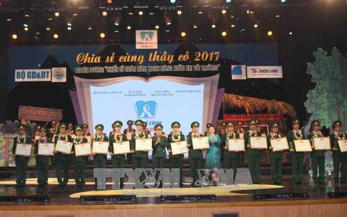 Ban tổ chức trao Bằng khen cùng Kỷ niệm chương cho các cán bộ, chiến sĩ, thầy giáo quân hàm xanh. Quý Trung – TTXVN