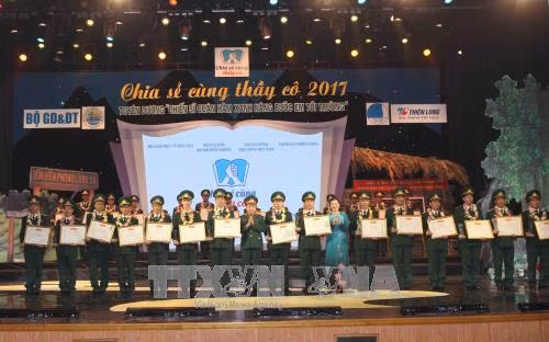 Ban tổ chức trao Bằng khen cùng Kỷ niệm chương cho các cán bộ, chiến sĩ, thầy giáo quân hàm xanh. Quý Trung – TTXVN