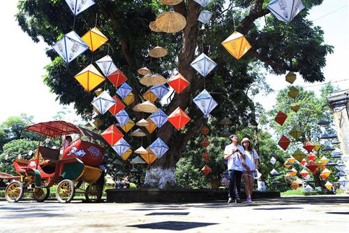 Không gian trình diễn nghề truyền thống Huế trong Đại Nội. Ảnh: Hoàng Hùng -TTXVN