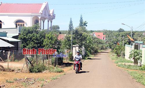 Sơn Quý thuộc xã Phú Sơn được xem là thôn tỷ phú với nhà cao tầng, nhà mái Thái mọc lên như nấm. Ảnh: baobinhphuoc.com.vn Sơn Quý thuộc xã Phú Sơn được xem là thôn tỷ phú với nhà cao tầng, nhà mái Thái mọc lên như nấm. Ảnh: baobinhphuoc.com.vn