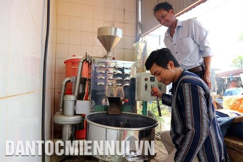 Đồng bào K’Ho ở huyện Di Linh chế biến cà phê thành sản phẩm bán ra thị trường. Ảnh: Nguyễn Dũng