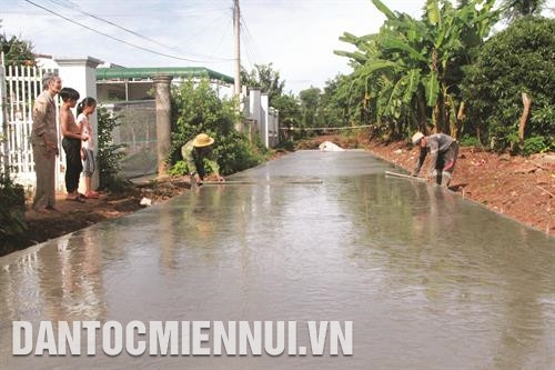 Mặc dù phải đối mặt với sức ép của dân di cư ngoài kế hoạch nhưng tỉnh Đắk Lắk đã có nhiều nỗ lực trong việc tái định cư, ổn định cuộc sống cho đồng bào di cư đến.
